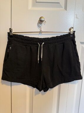 Vuori Shorts